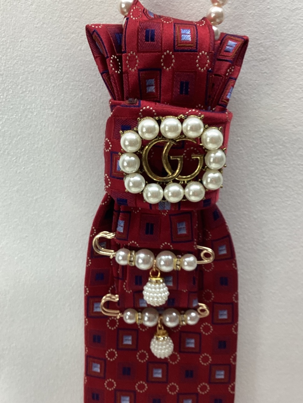 Upcycled Junkie Red Geometric Tie with Pearl-Embellished GG and Pearl Pins